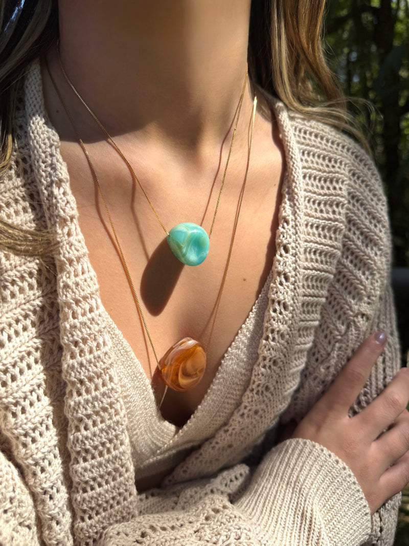 Mix De Dois Colares Corrente Veneziana Fina Com Pingente Resina Verde Pacífico E Camel