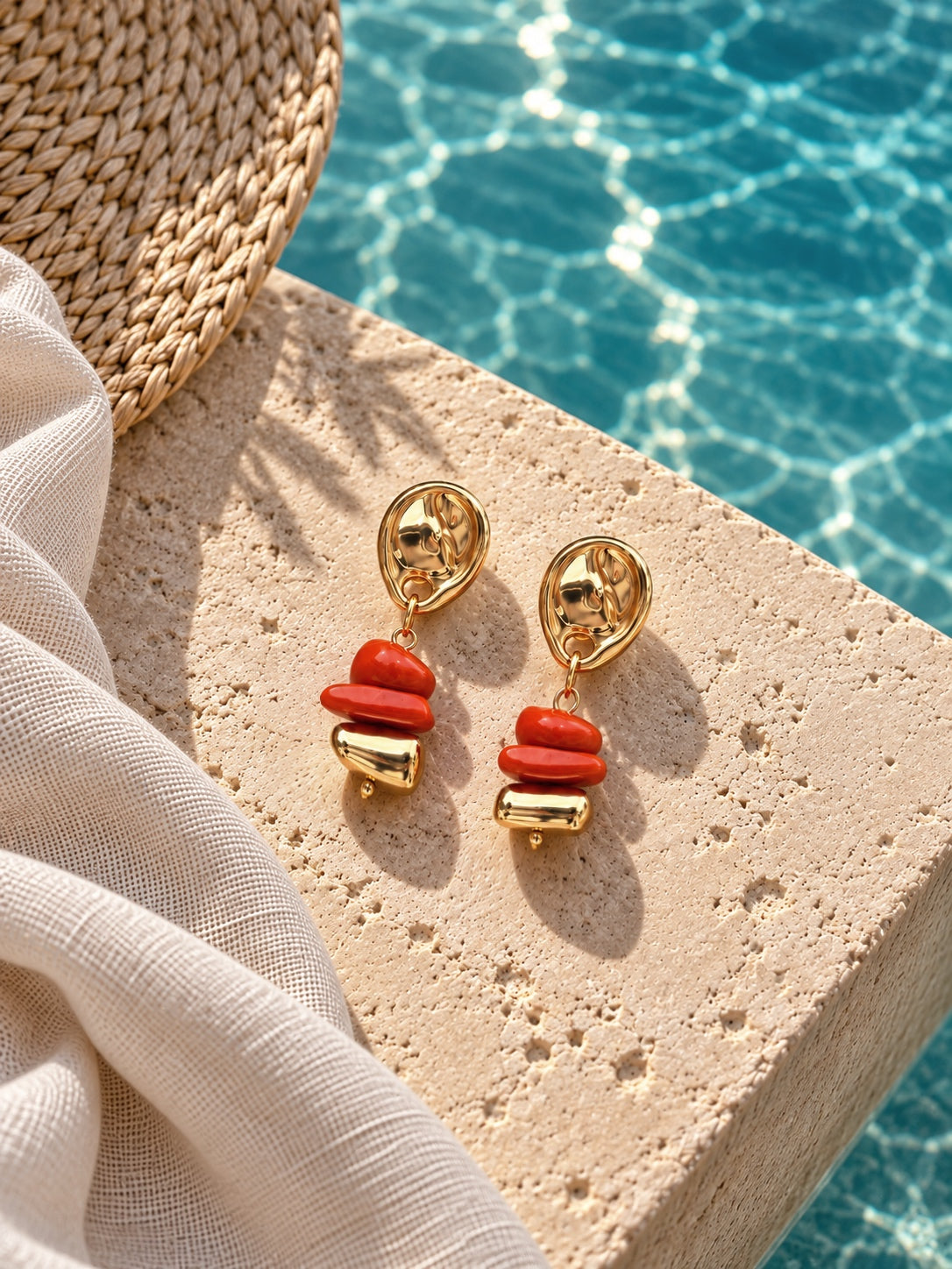 Brinco Orgânico Com Cascalho Cor Coral e Banho Ouro 18k