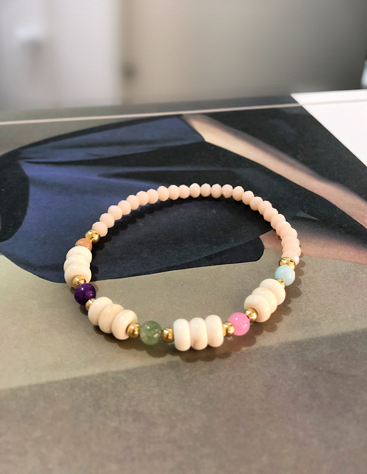 Pulseira Jaqueline Com Pedras Naturais Coloridas, Discos Howlita E Bolinhas