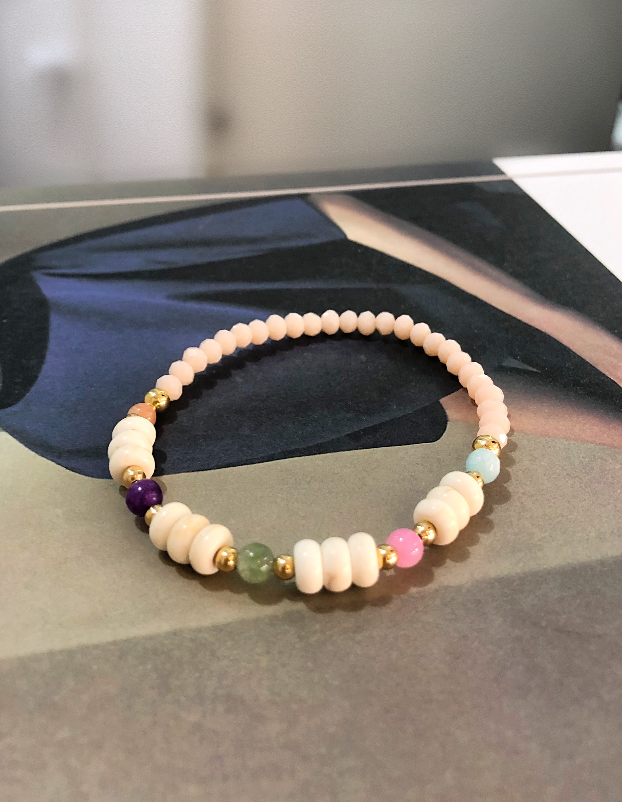 Pulseira Jaqueline Com Pedras Naturais Coloridas, Discos Howlita E Bolinhas