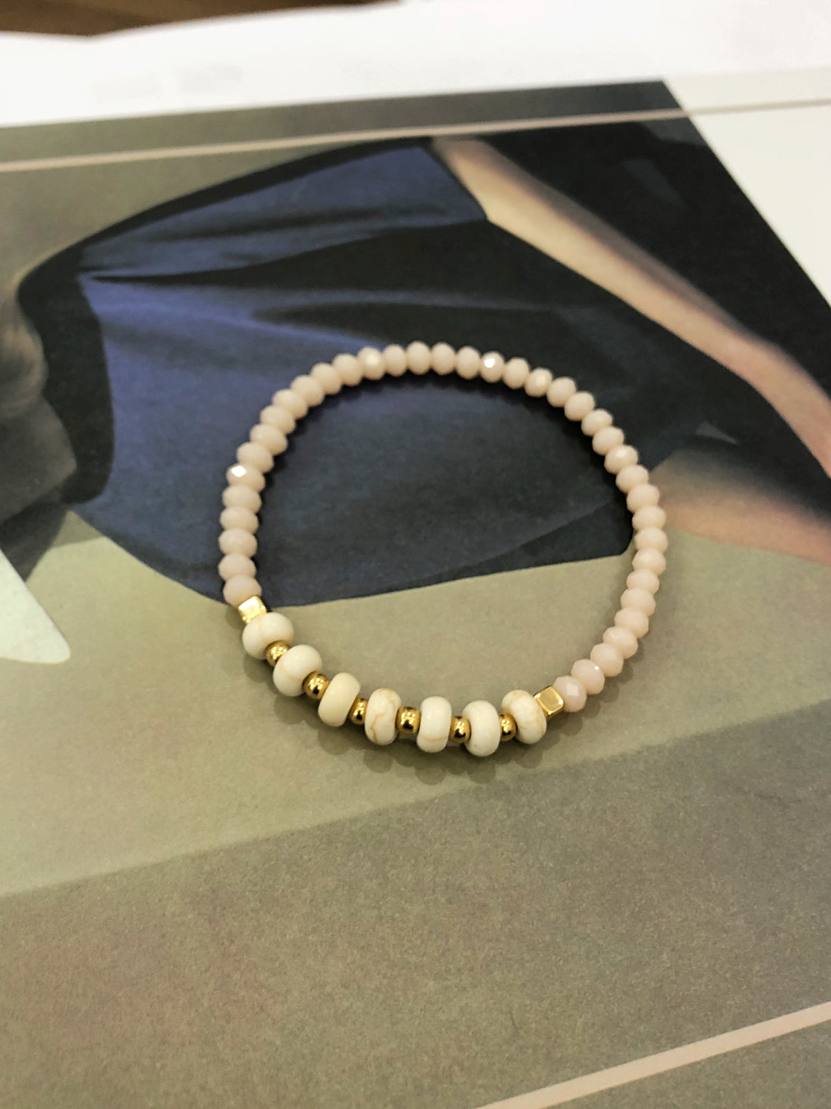 Pulseira Jaqueline Com Cristais Creme, Pedras Howlita E Bolinhas