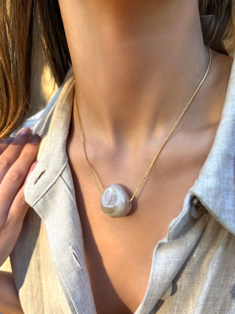 Colar Corrente Veneziana Fina Com Pingente Resinado Quartzo Bege 45cm