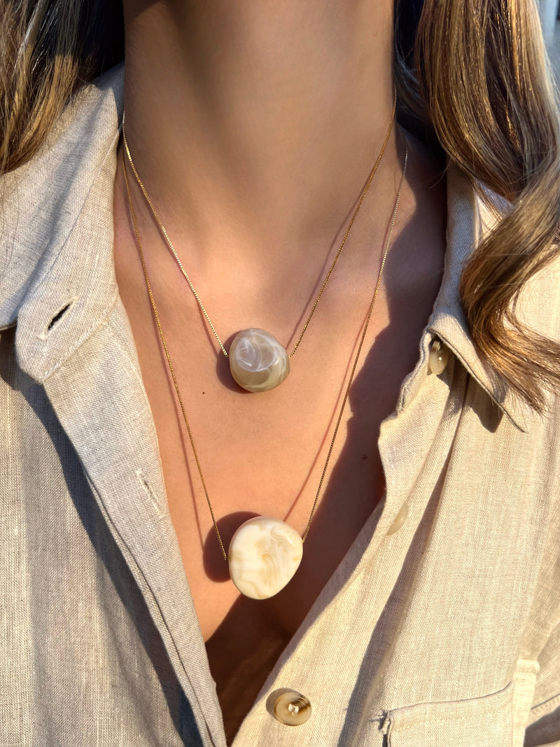 Mix De Dois Colares Corrente Veneziana Fina Com Pingente Resina Quartzo Bege E Marfim