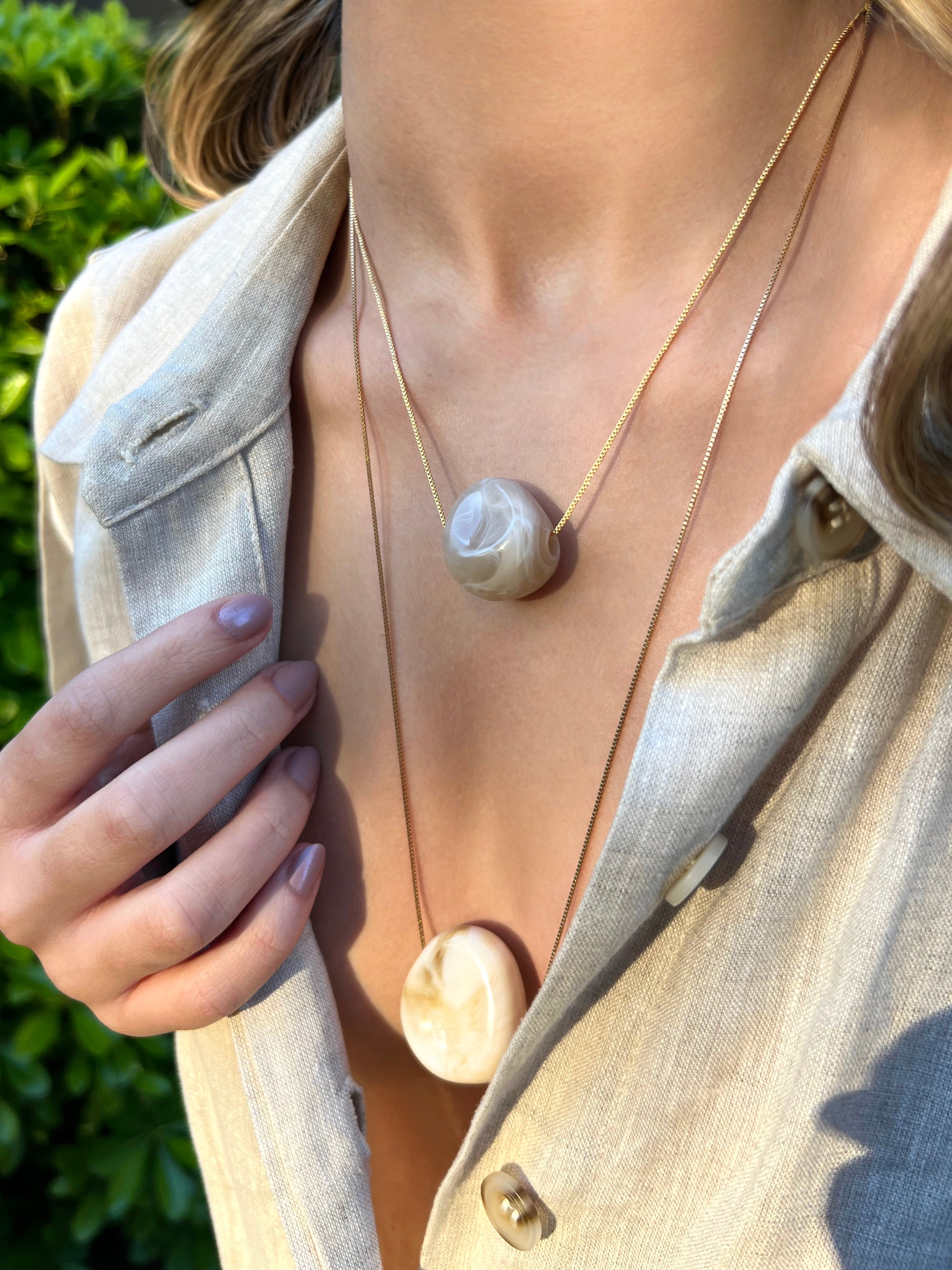 Mix De Dois Colares Corrente Veneziana Fina Com Pingente Resina Quartzo Bege e Marfim