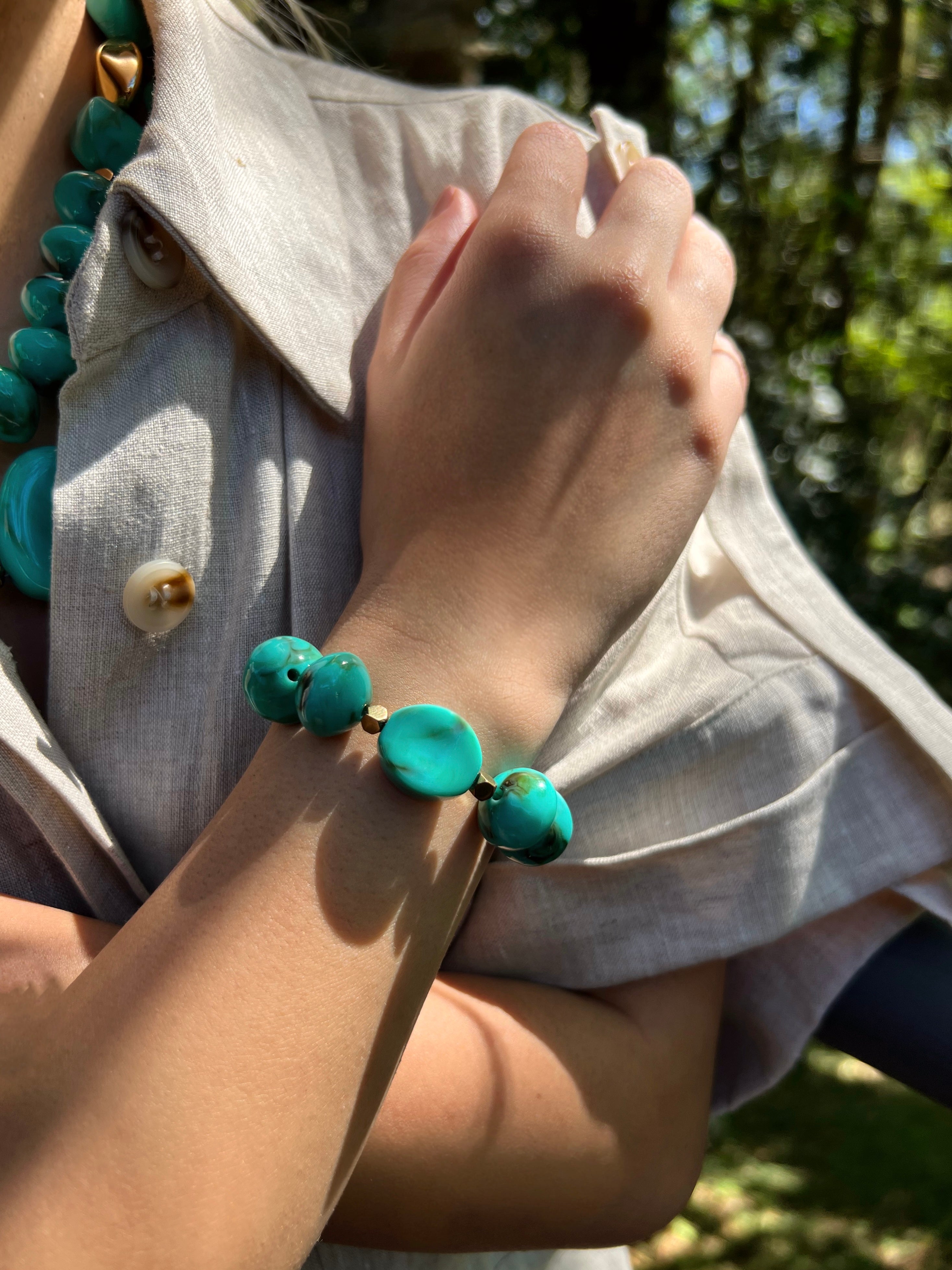 Pulseira Pedras Acrílicas Turquesa e Hematitas Douradas 18cm