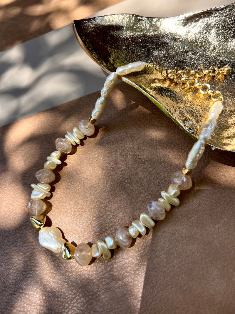 Colar Capri Pedras Orgânicas Cor Quartzo Bege E Pérola Barroca 42cm