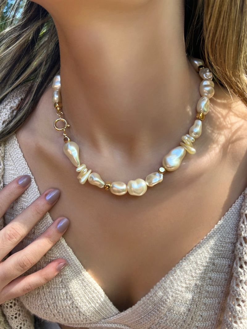 Colar Mix de Pérolas Acrílicas Formas Diversas E Fecho Bóia 45cm