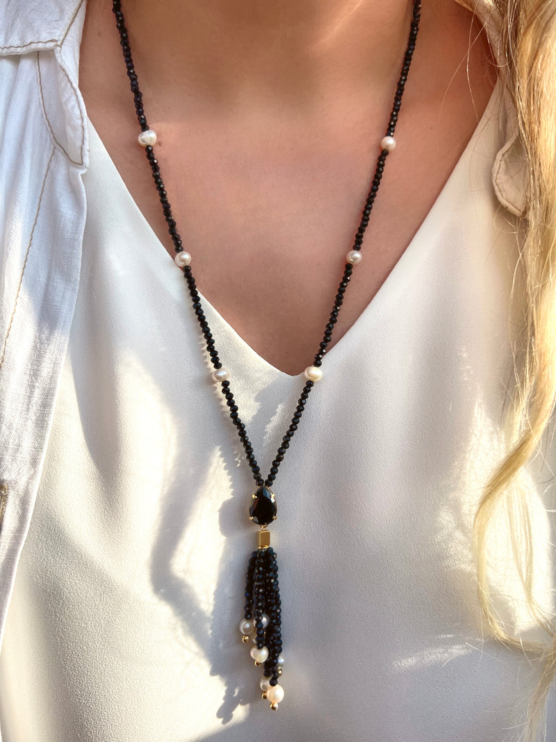 Colar Em Cristais Cor Preto Ônix Com Pérolas De Água Doce E Tassel Com Gota Em Cristal Lapidado 70cm