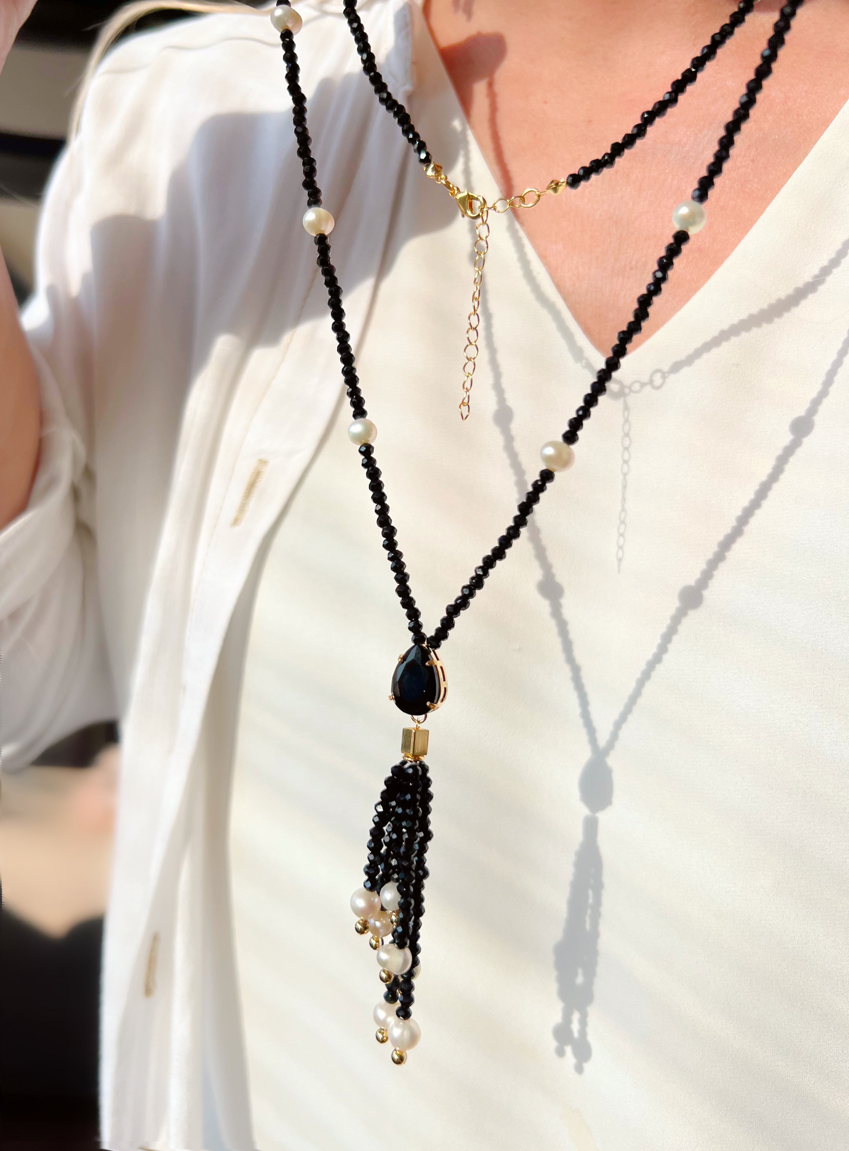 Colar Em Cristais Cor Preto Ônix Com Pérolas De Água Doce E Tassel Com Gota Em Cristal Lapidado 70cm