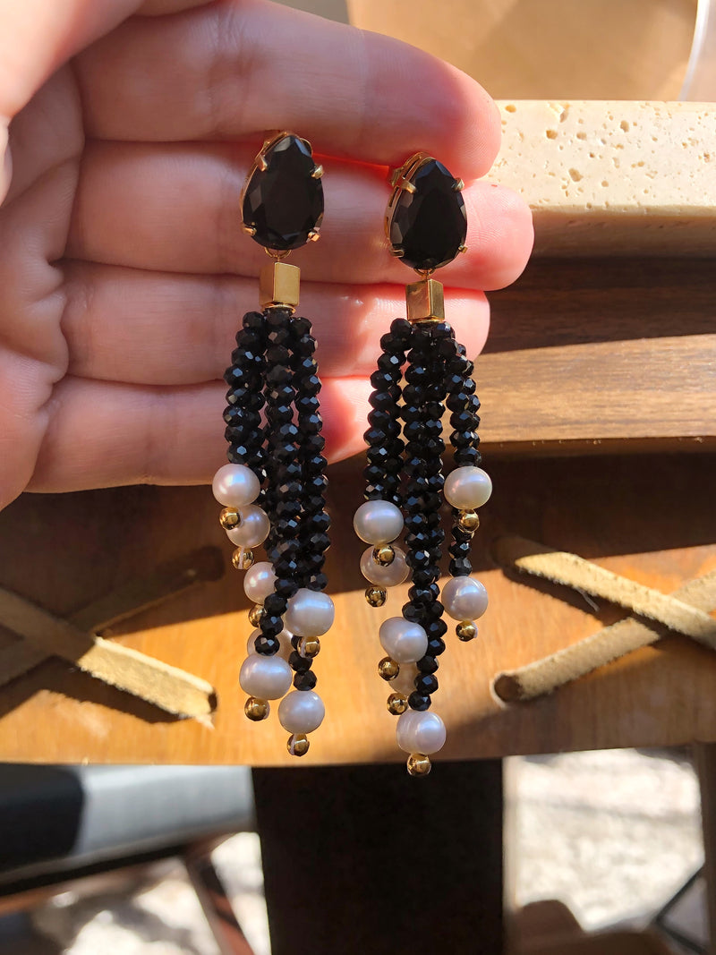 Par De Brincos Gota Cristal Lapidado Cor Ônix E Tassel Critais Lapidados Preto Com Pérolas Naturais De Água Doce