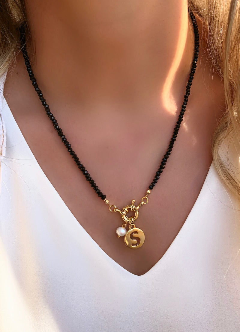Colar Cristais Cor Ônix Pingente Letra Com Pérola De Água Doce 45cm