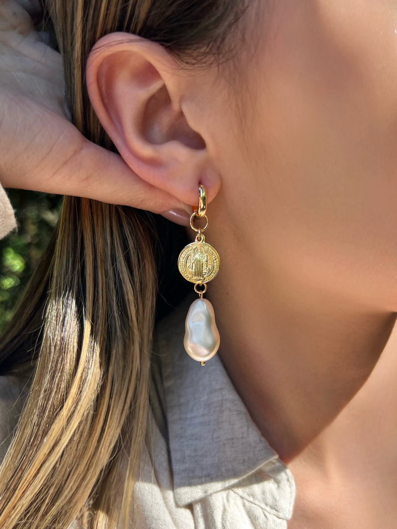 Brinco Argola Com Pérola Barroca Acrílica E Moeda São Bento