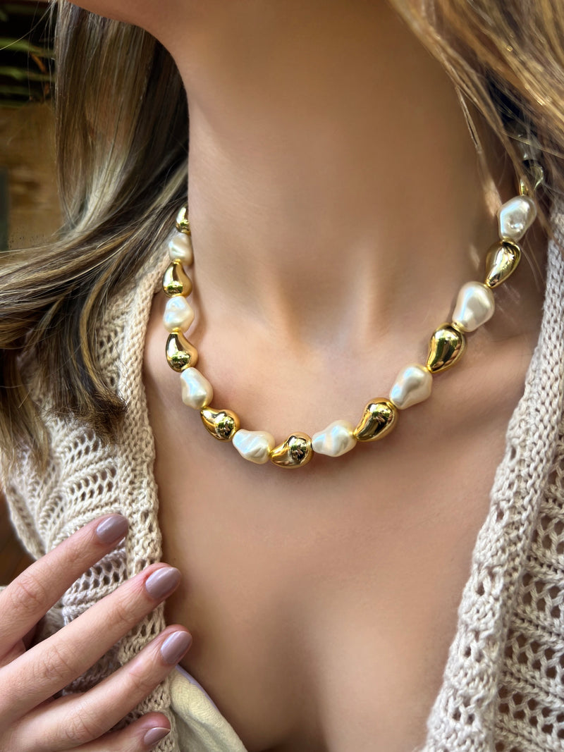 Colar De Pérolas E Orgânicos Dourados Acrílicos 40cm