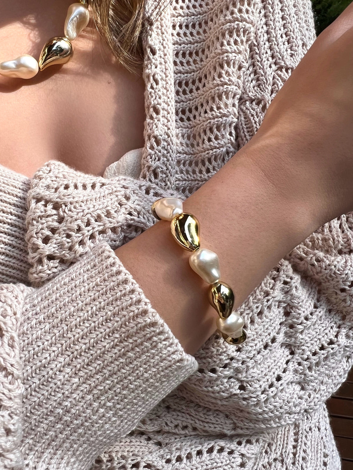 Pulseira De Pérolas e Orgânicos Acrílicos Dourados P 18cm