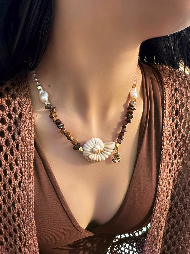 Colar Caracol Bege Com Cascalho Olho De Tigre E Concha Dourada Pendurada 45cm