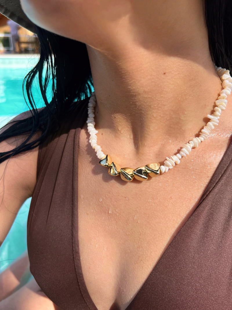 Colar Cascalho Madrepérola E Metais Orgânicos Dourados 40cm