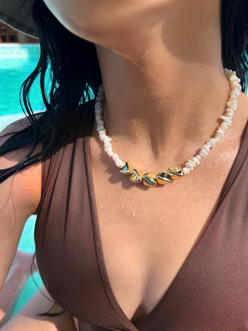 Colar Cascalho Madrepérola E Metais Orgânicos Dourados 40cm