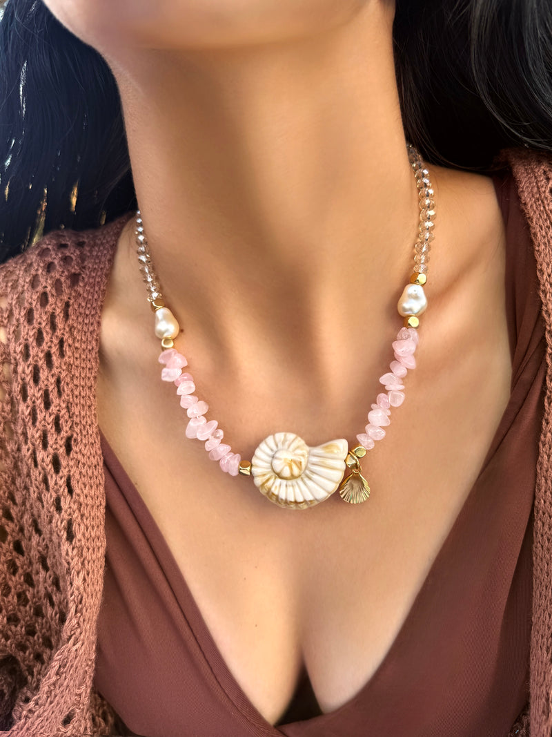 Colar Caracol Bege Com Cascalho Quartzo Rosa E Concha Dourada Pendurada 45cm