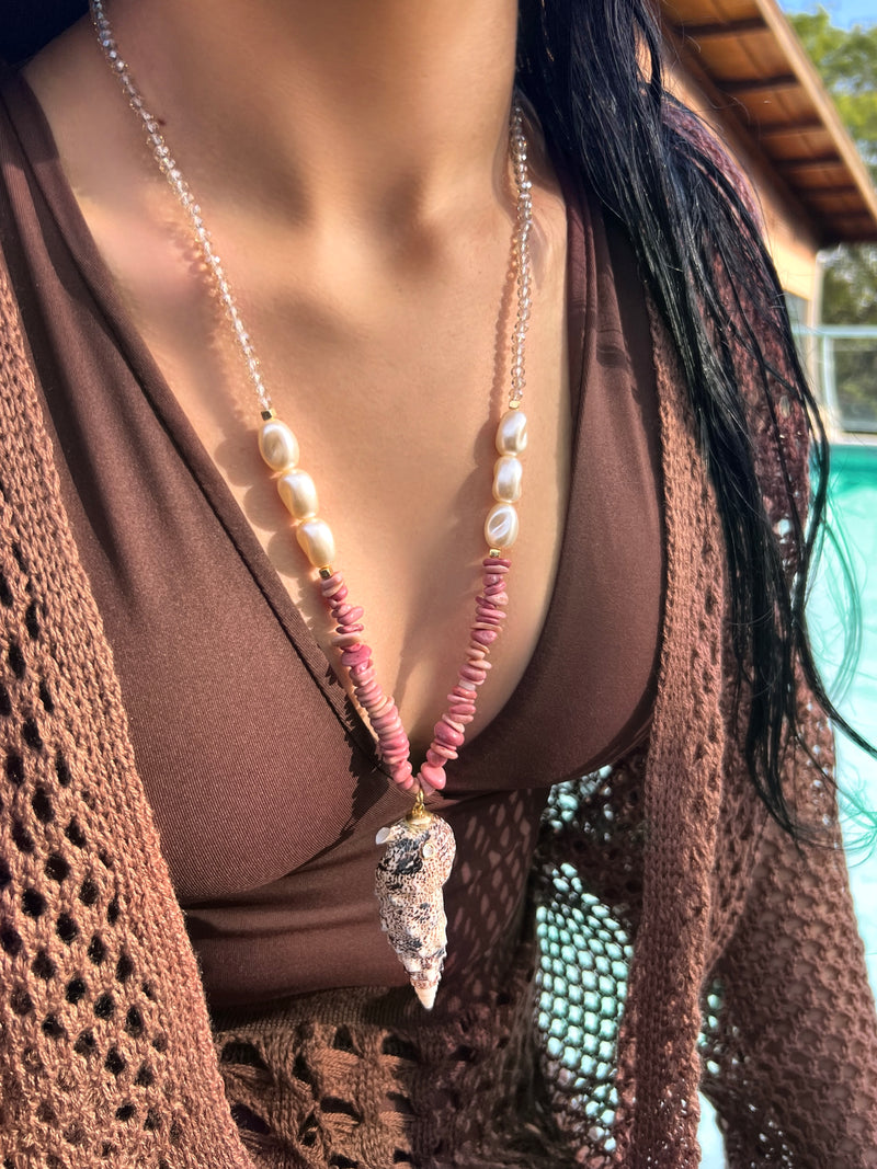 Colar Com Caramujo Natural, Cascalho Em Pedras Rodocrositas E Pérolas Acrílicas 70cm