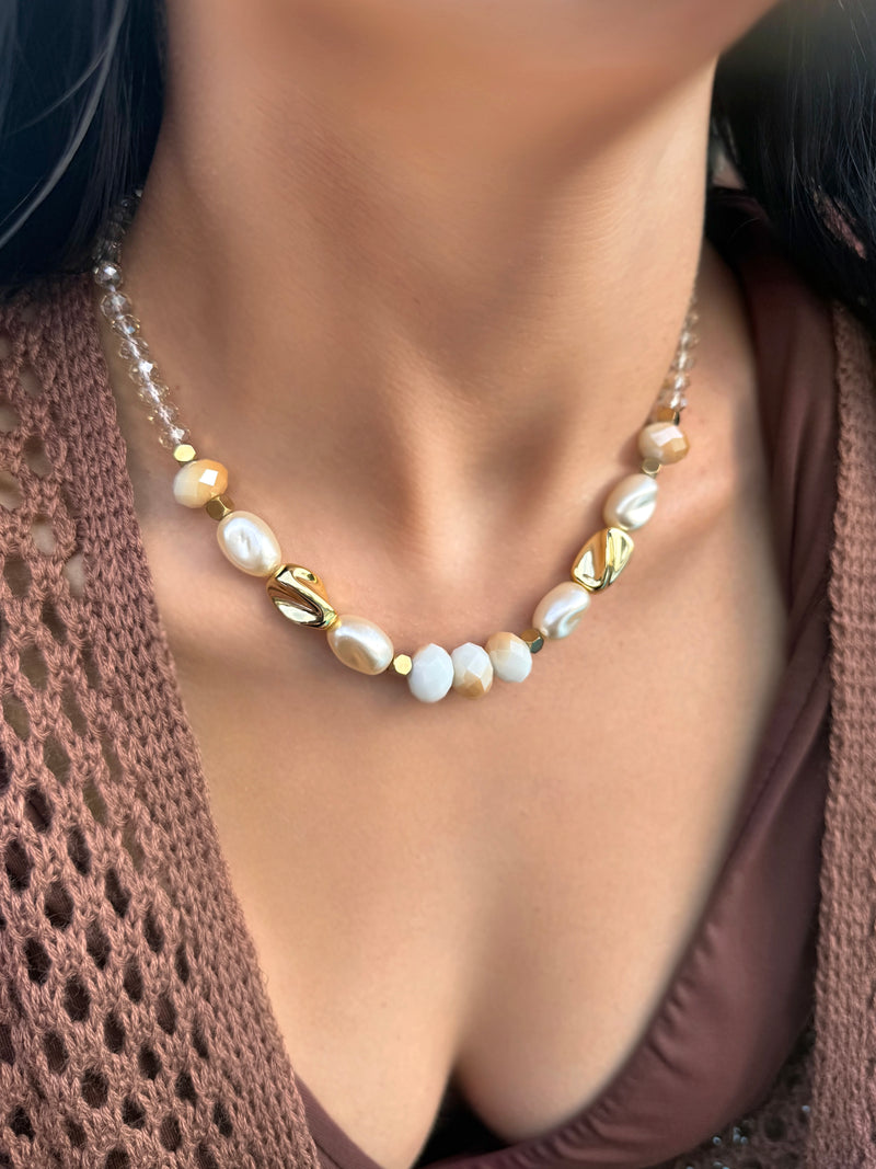 Colar Pedras Bege Com Orgânicos Dourados E Hematitas 40cm