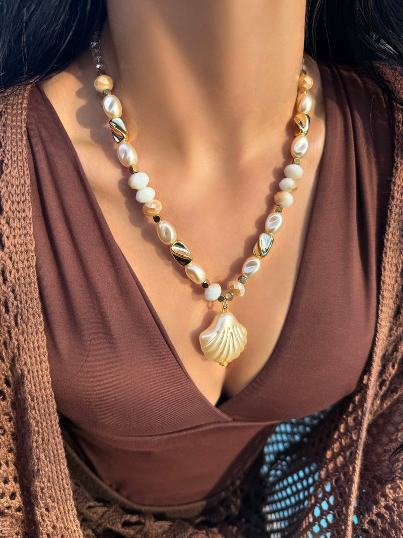 Colar Com Concha Pérola, Pedras Tons Bege E Hematitas 55cm