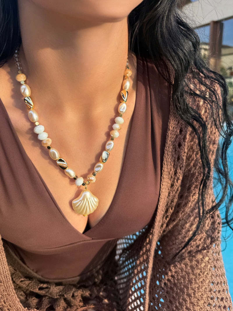 Colar Com Concha Pérola, Pedras Tons Bege E Hematitas 55cm