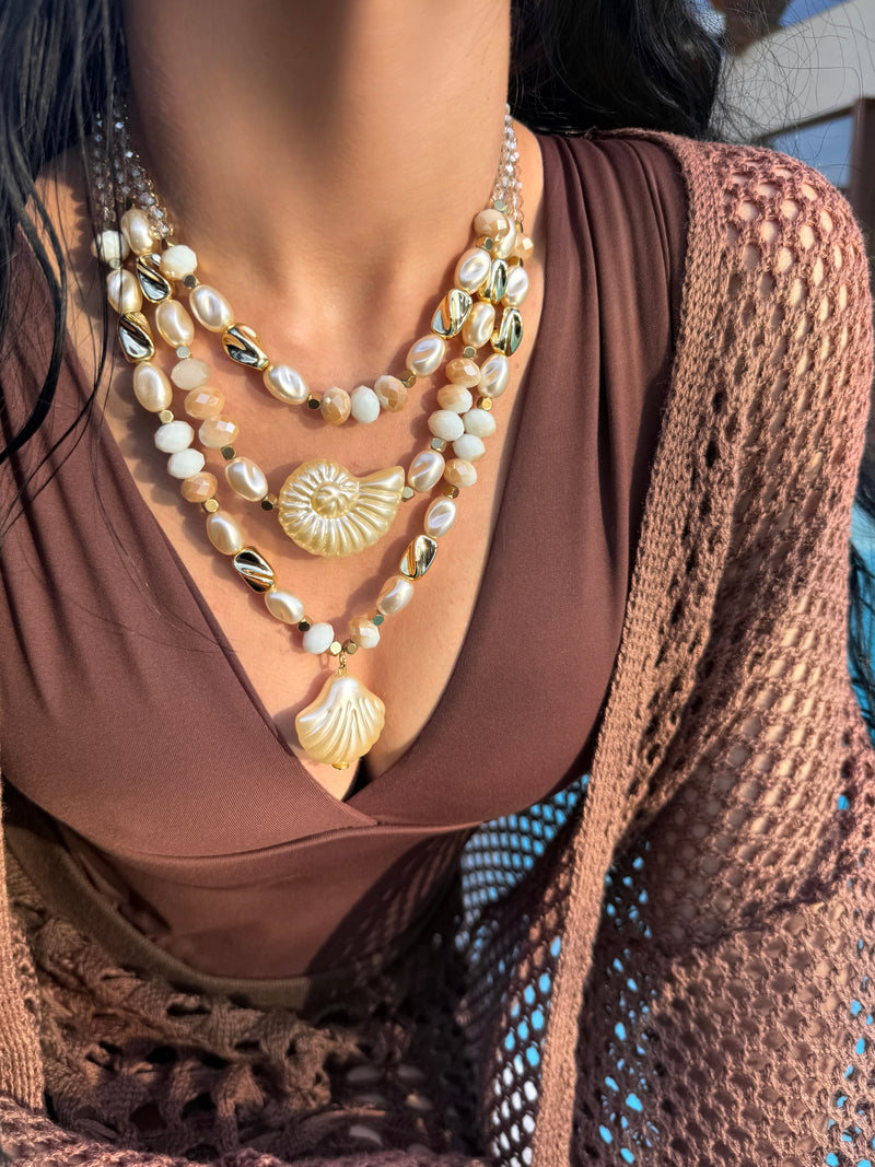 Mix De Três Colares Linha Mar Pedras Tons Bege E Hematitas