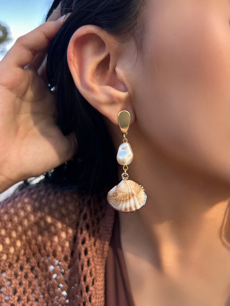 Brinco Navete Concha E Pérola Acrílica