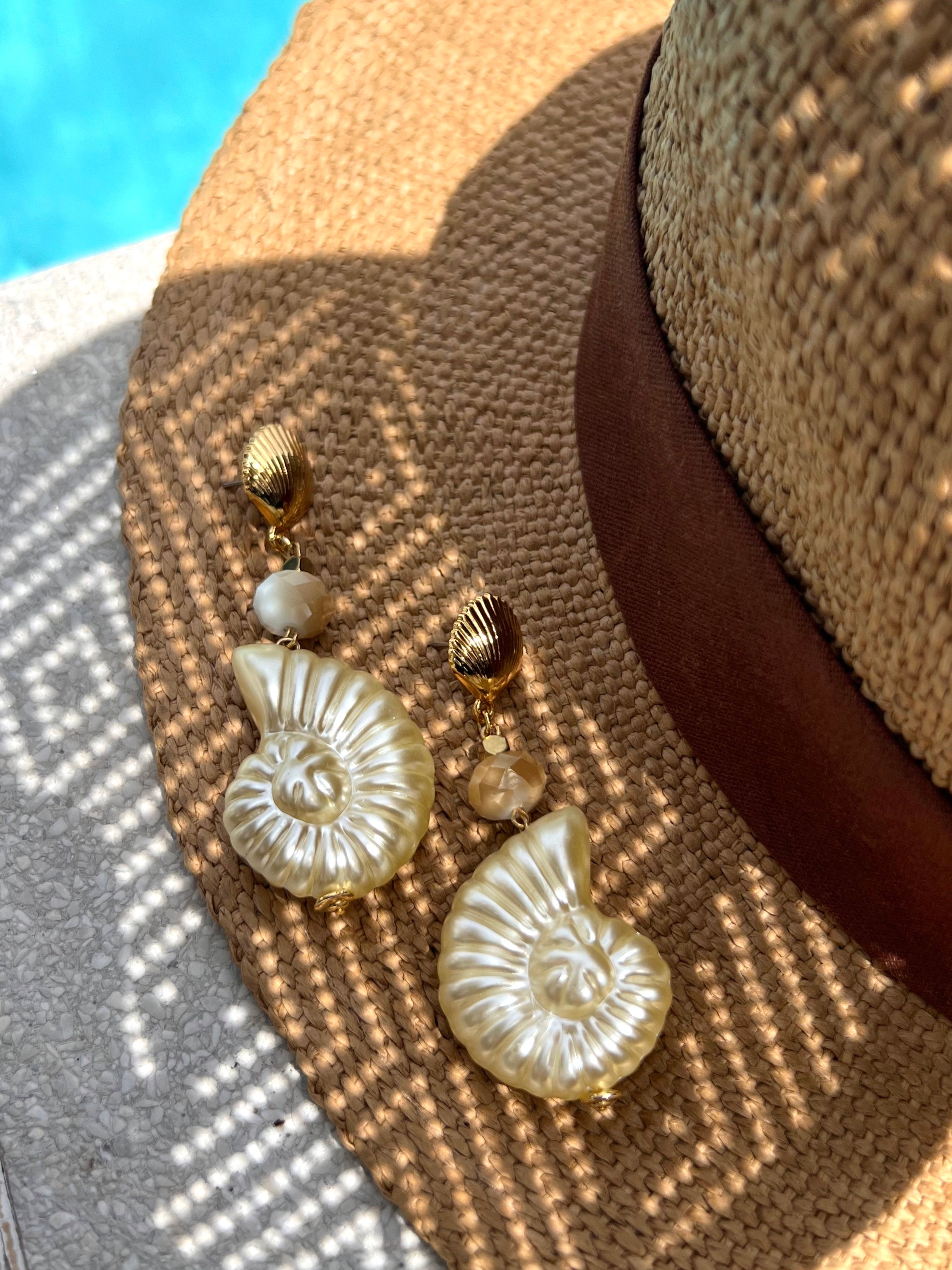 Brinco Linha Mar Concha Dourada Com Caracol Pérola, Cristal e Hematitas