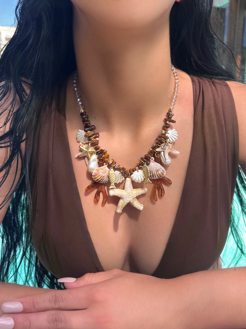 Colar Linha Mar Com Cascalho Acrílico Marrom E Cristais 45cm