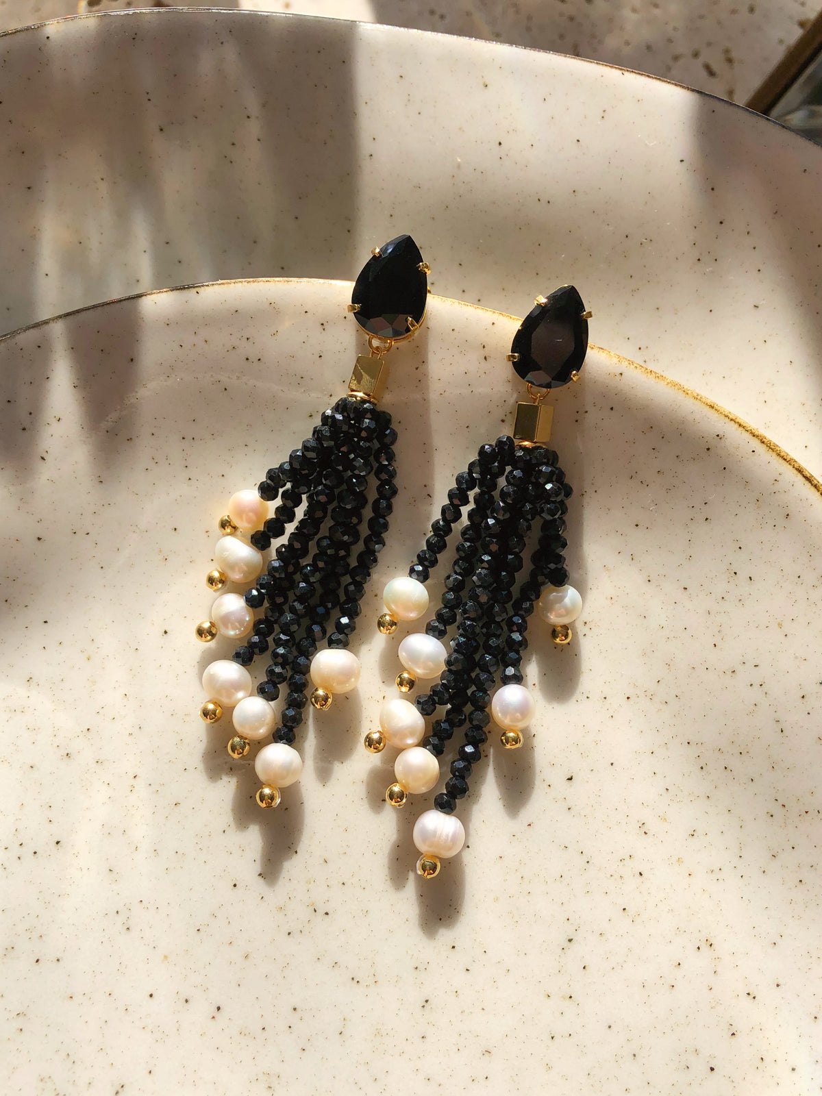 Par De Brincos Gota Cristal Lapidado Cor Ônix E Tassel Critais Lapidados Preto Com Pérolas Naturais De Água Doce