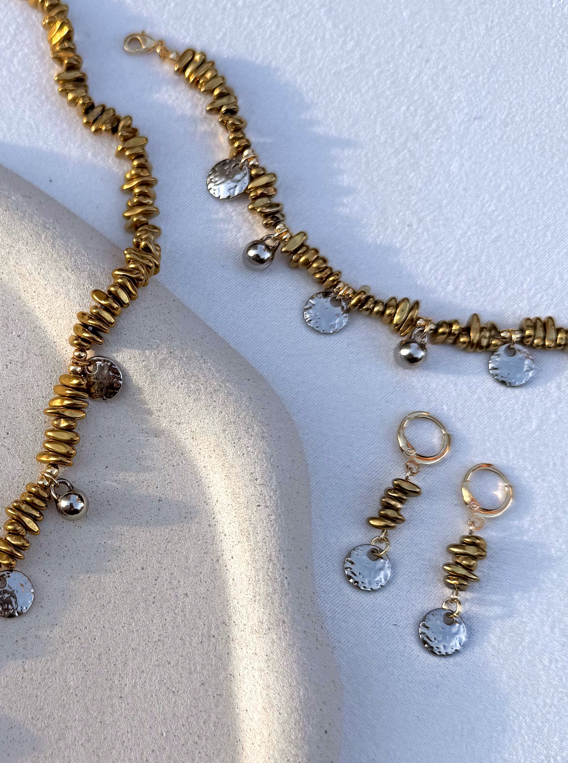 Pulseira Cascalho Hematita Dourado e Pingentes Ródio 16cm
