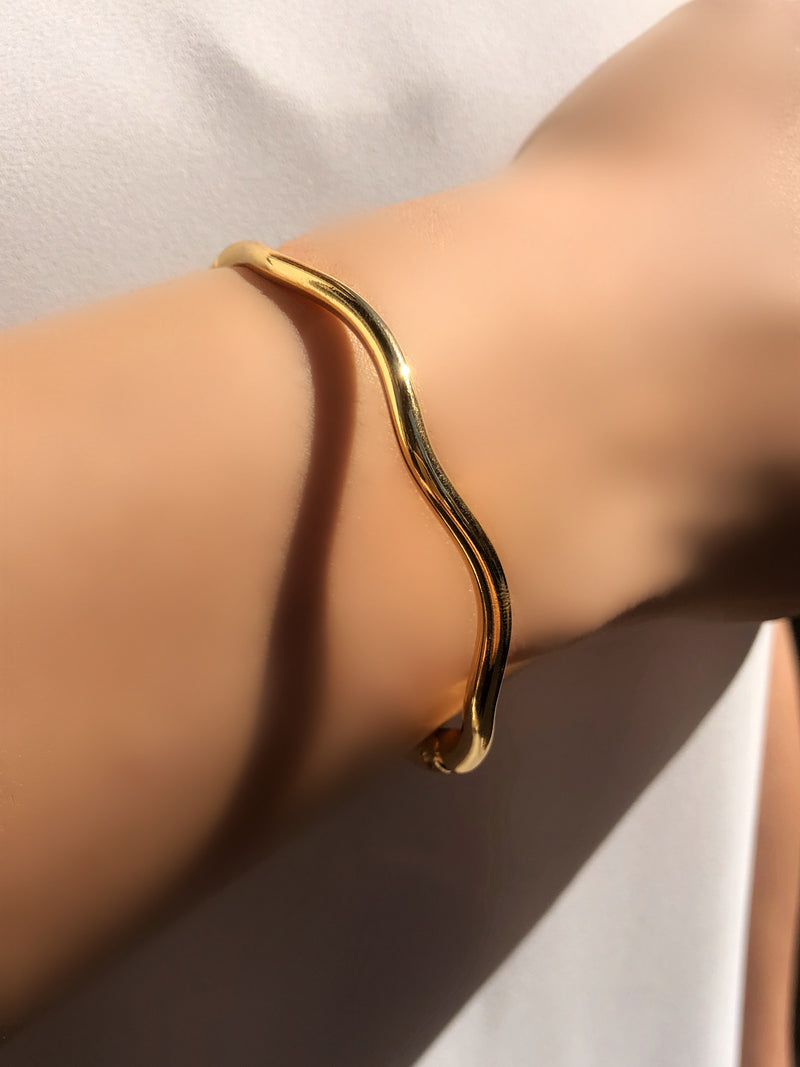 Bracelete Ondulado Fino Em Banho Ouro 18k 17cm