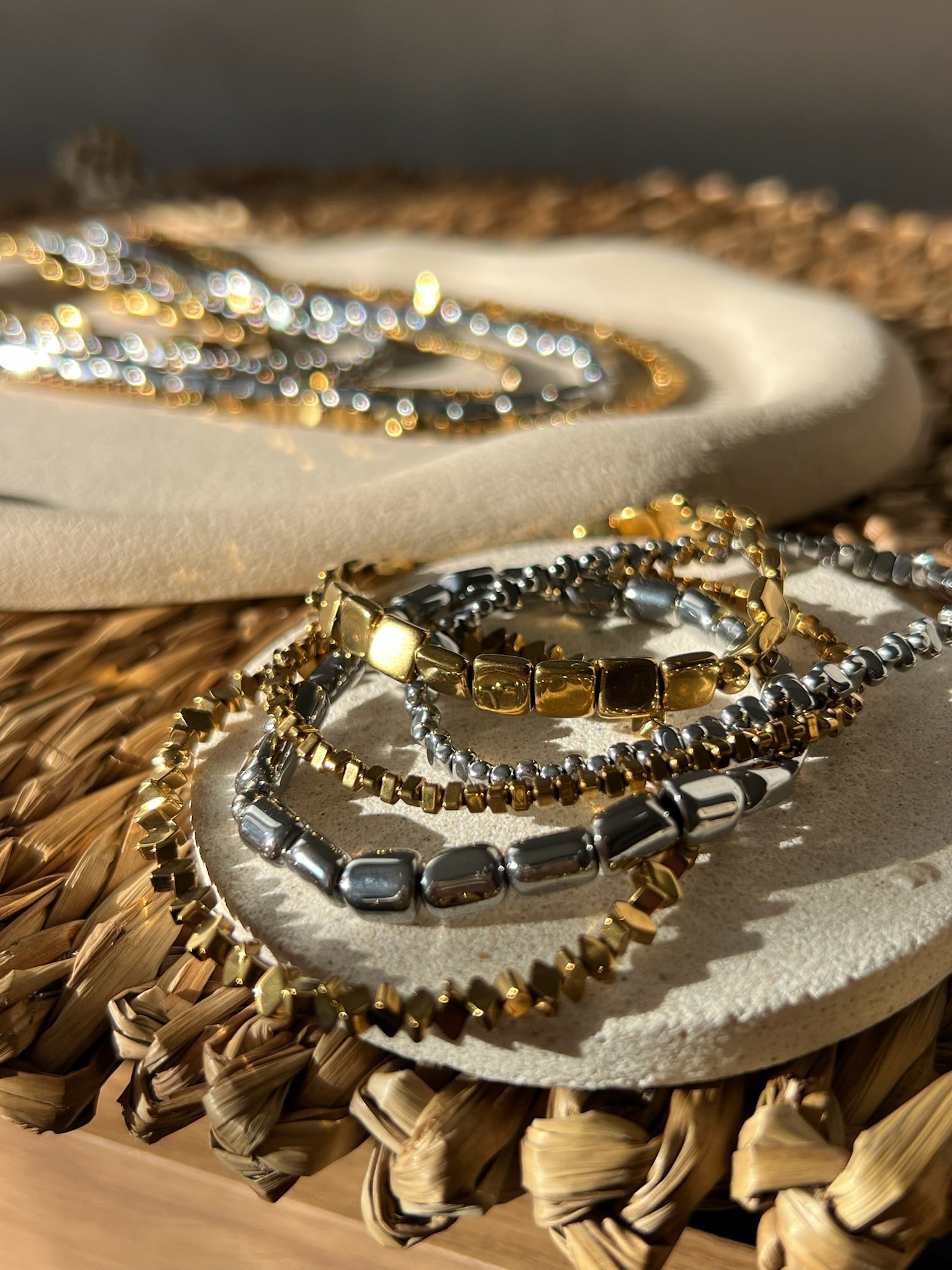 Mix De Cinco Pulseiras Hematitas Brancas e Banho Ouro 18k