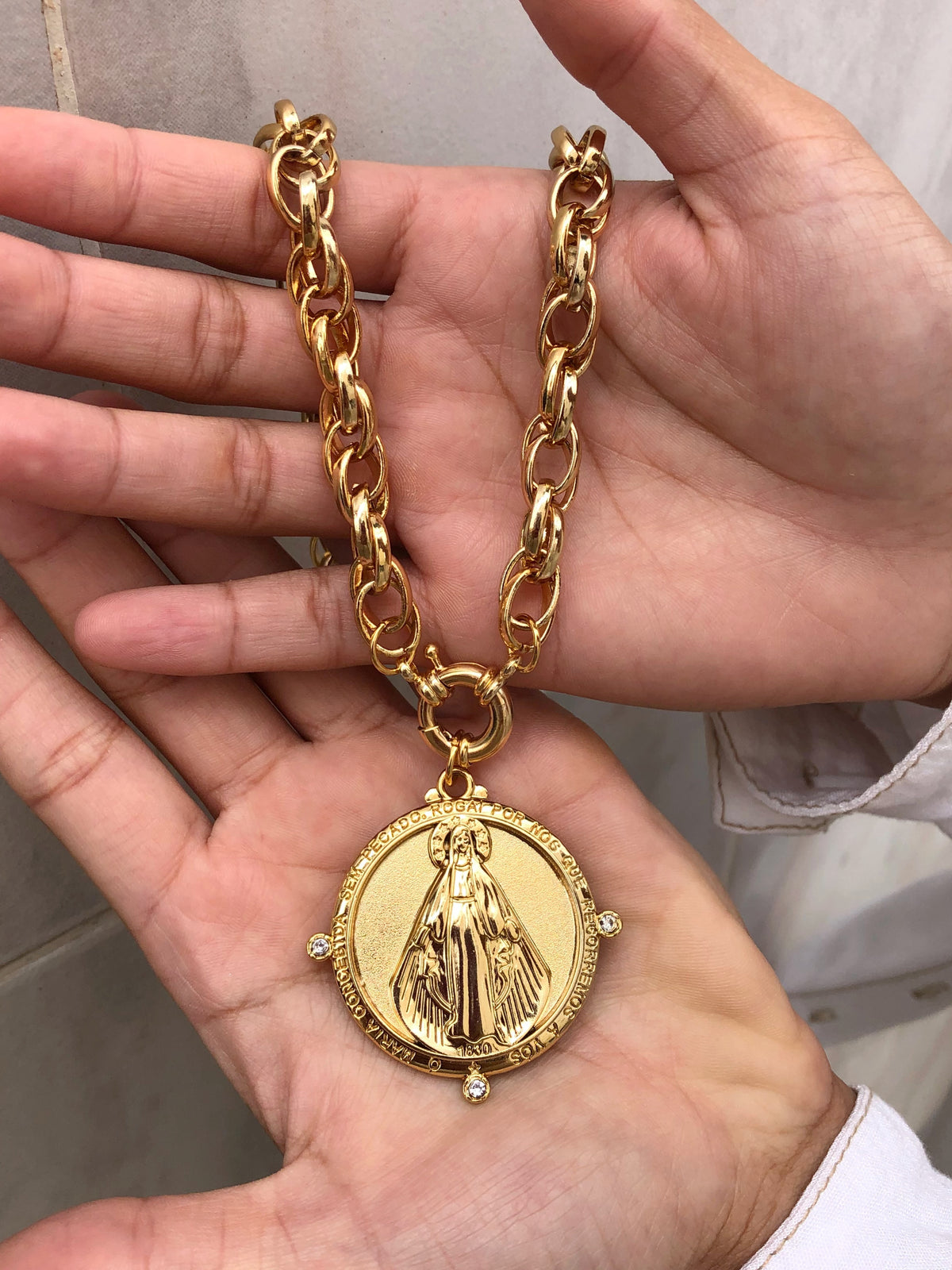 Colar Corrente Torcida Pingente Grande Nossa Senhora Das Graças 50cm