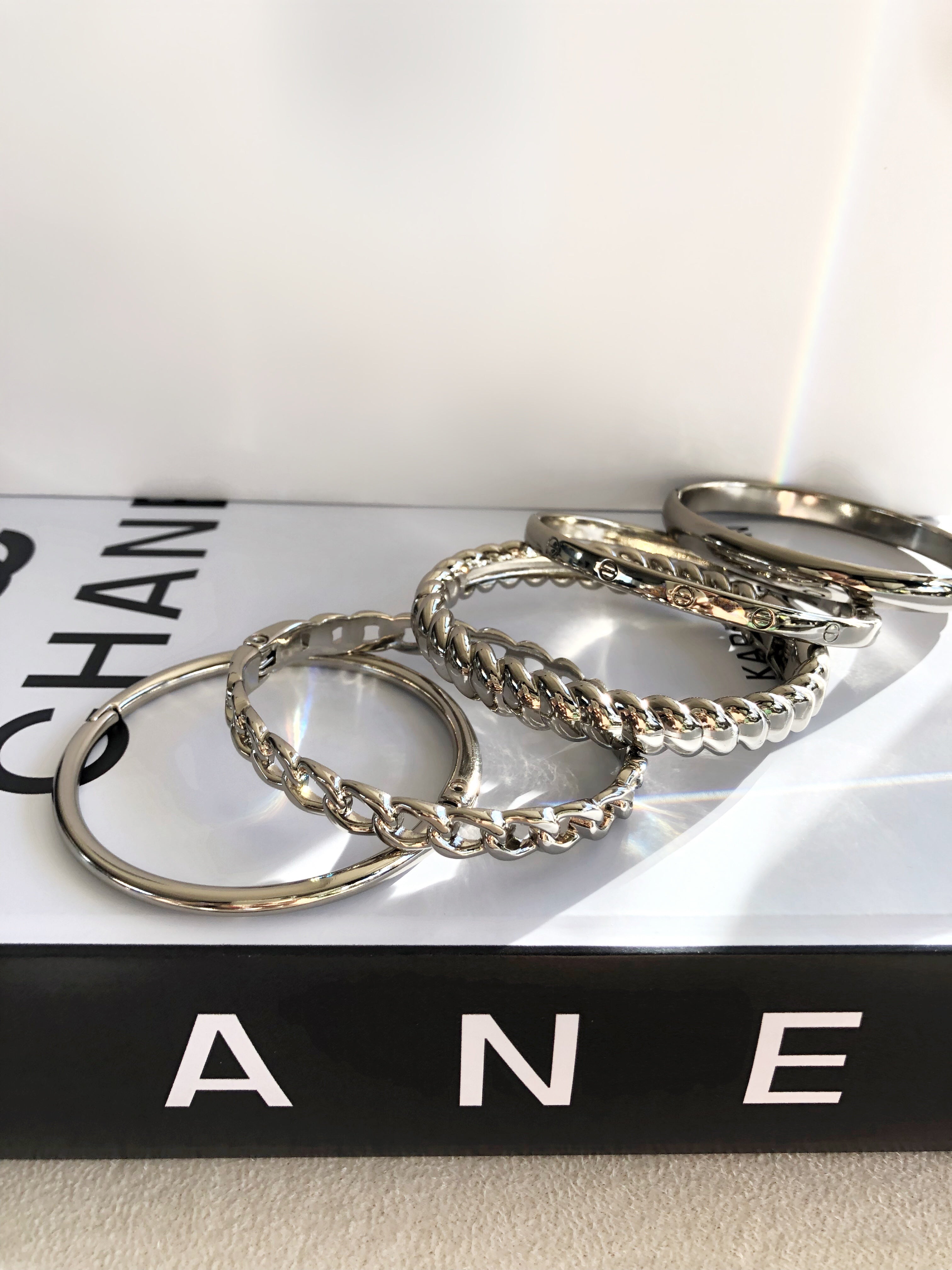 Bracelete Liso Fino Em Banho Ródio Branco 17cm