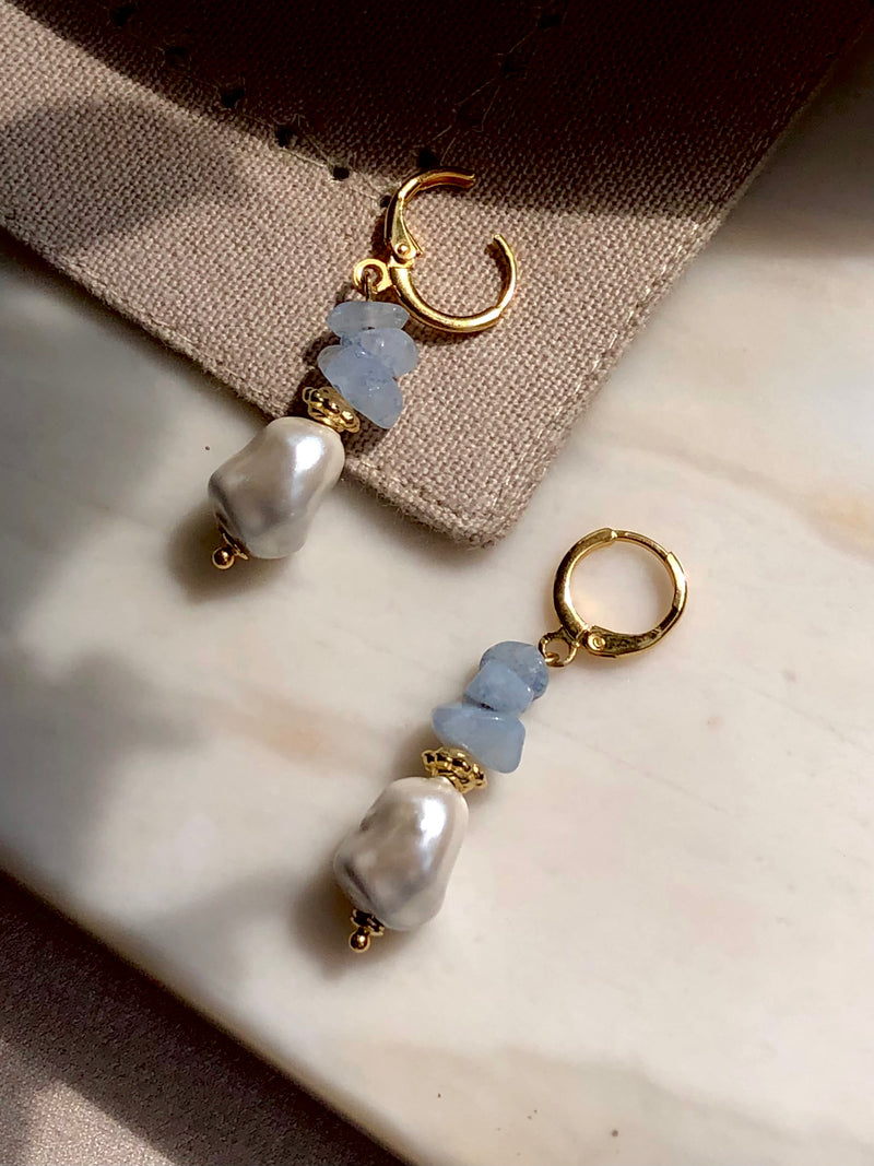 Brinco Alice Cascalho Jade Azul E Pérola Barroca Shell