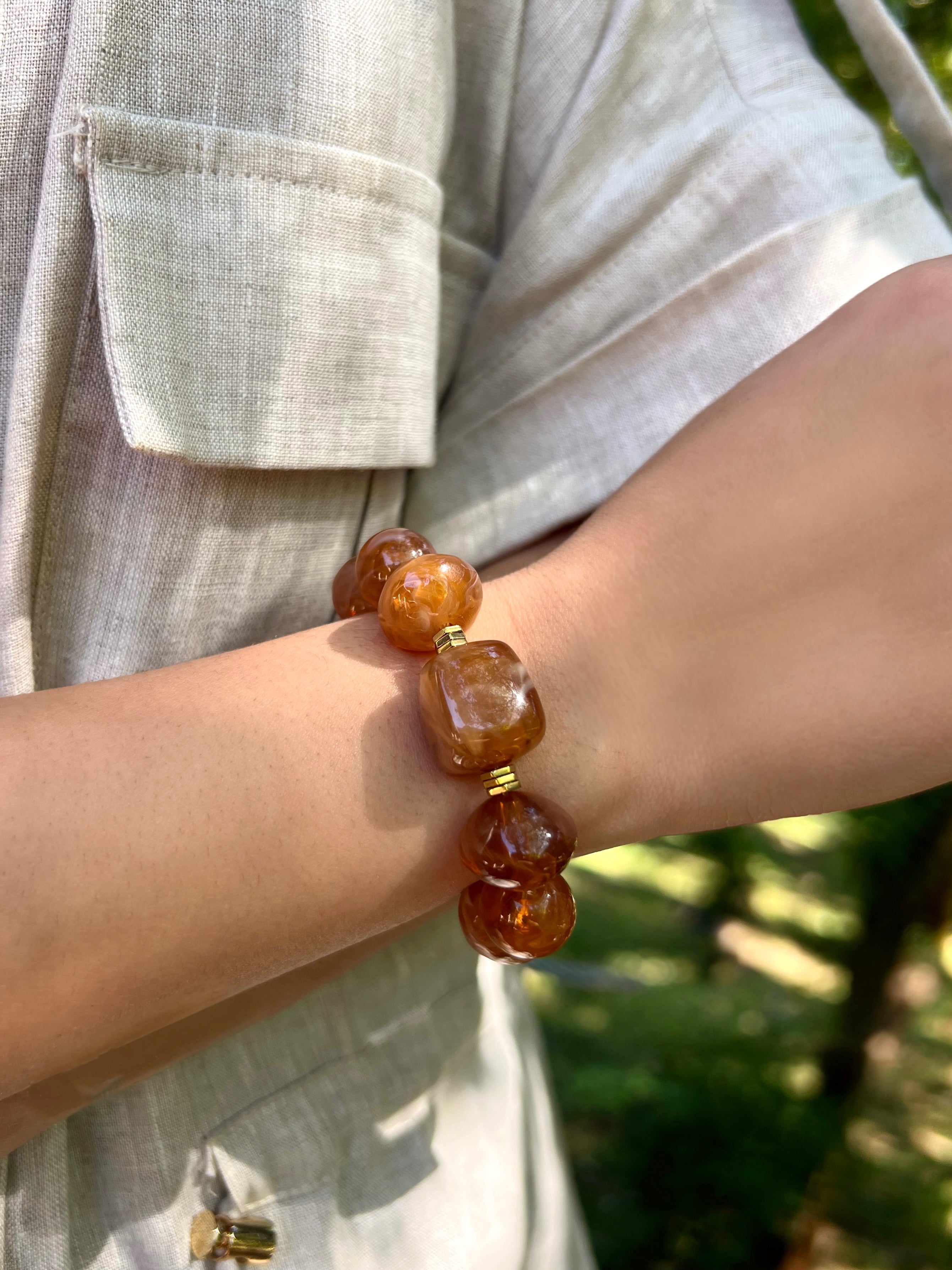 Pulseira Pedras Acrílicas Cor Camel Com Hematitas 18cm