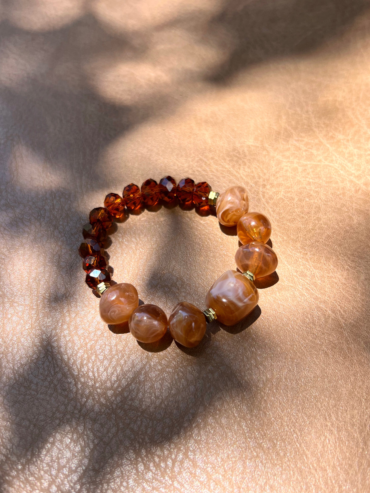 Pulseira Pedras Acrílicas Cor Camel Com Hematitas 18cm