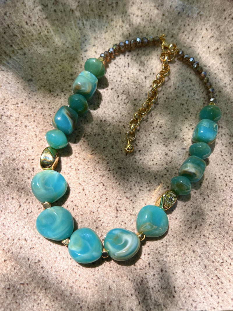 Colar Amalfi Pedras Orgânicas Cor Verde Pacífico 45cm