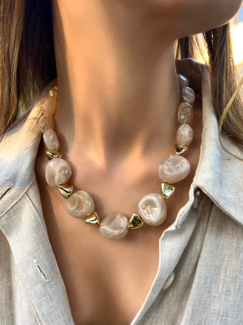 Colar Amalfi Pedras Orgânicas Cor Bege Rajado 45cm