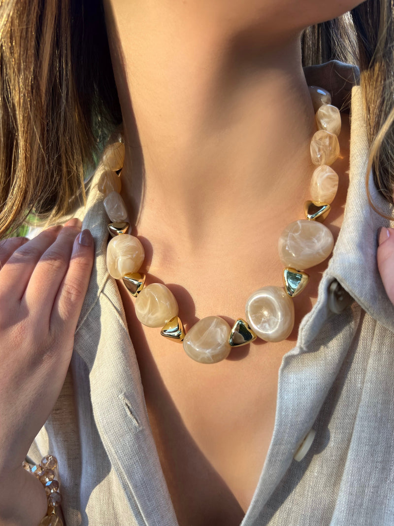 Colar Amalfi Pedras Orgânicas Cor Bege Rajado 45cm