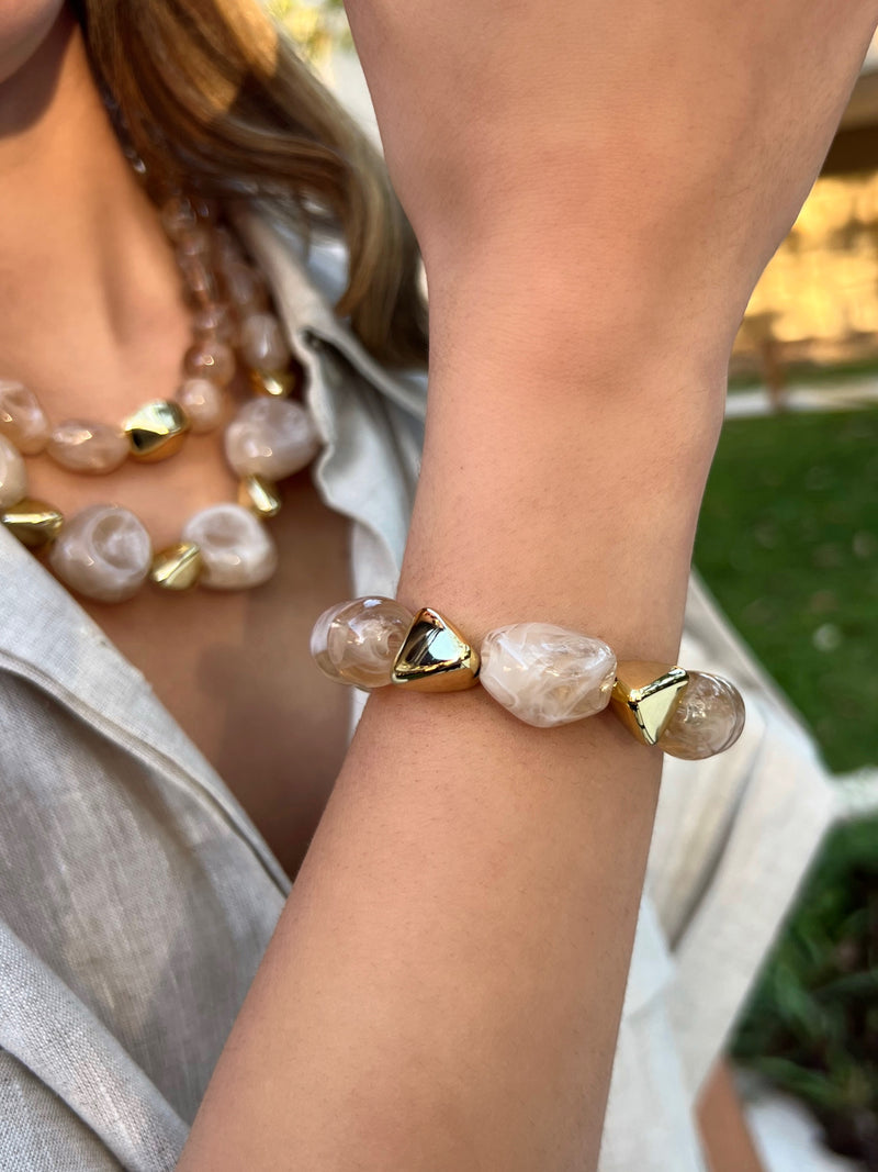 Pulseira Pedras Acrílicas Bege Rajado Com Orgânicos Dourados E Hematitas 18cm