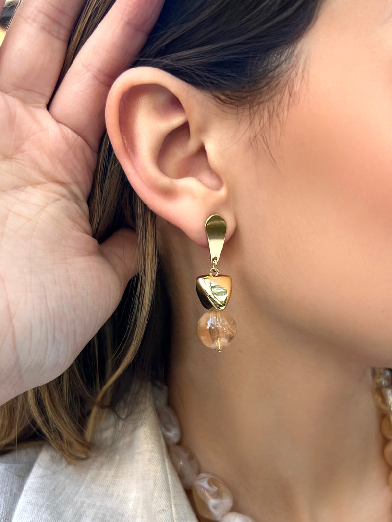 Brinco Pedras Acrílicas Redondas Bege Rajado E Orgânicos Dourados