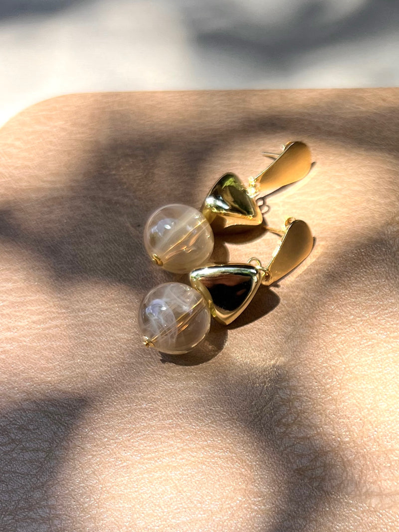 Brinco Pedras Acrílicas Redondas Bege Rajado E Orgânicos Dourados