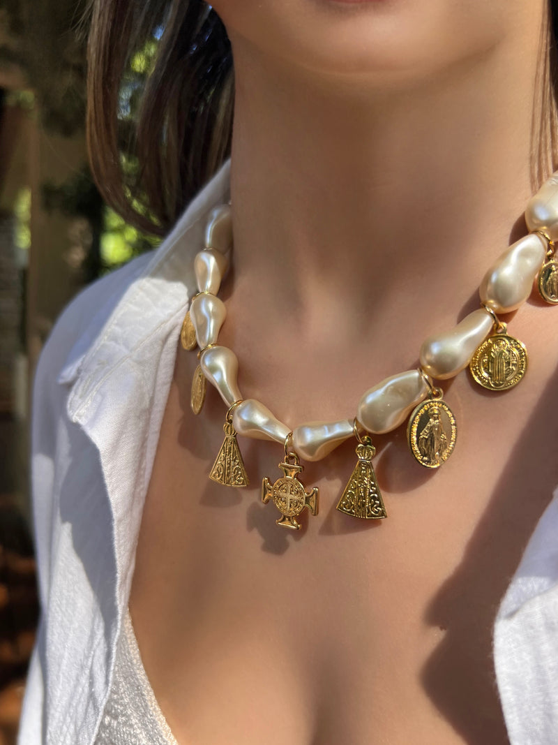 Colar Pérolas Barrocas Acrílicas Com Pingente Religiosos 45cm