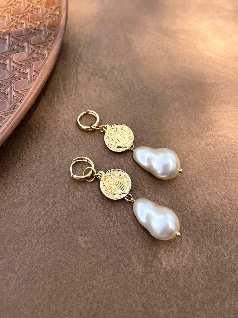 Brinco Argola Com Pérola Barroca Acrílica E Moeda São Bento