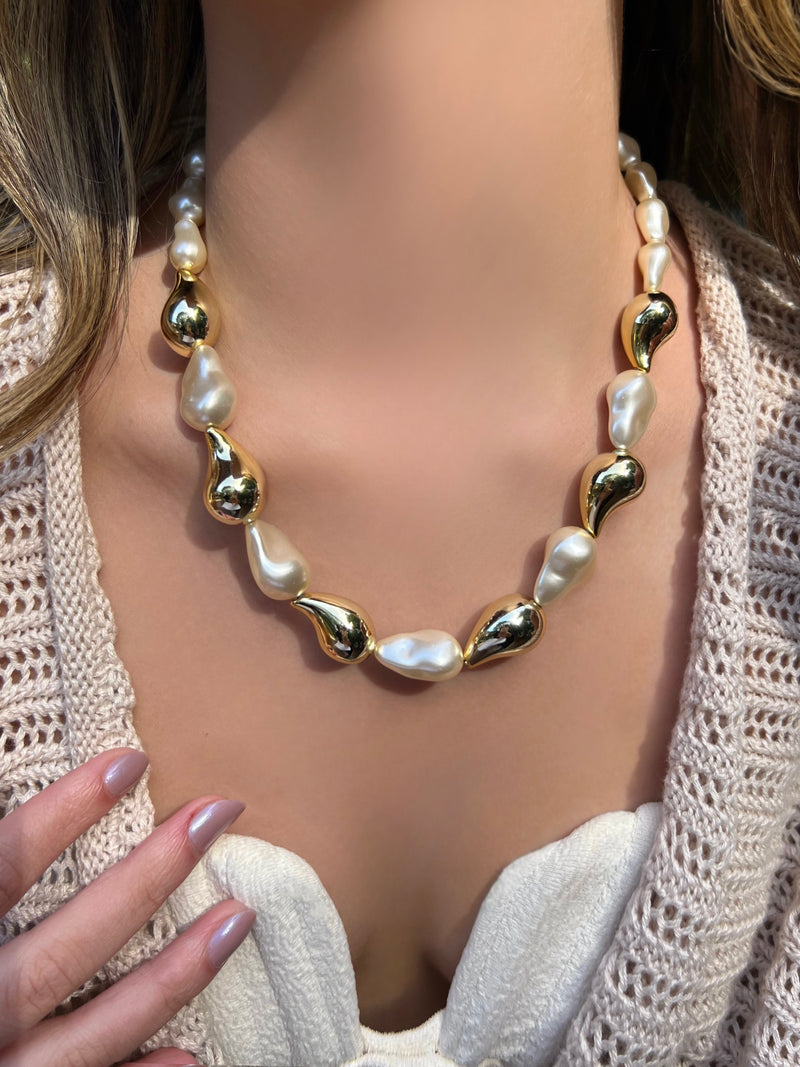 Colar De Pérolas E Orgânicos Grandes Dourados Acrílicos 45cm