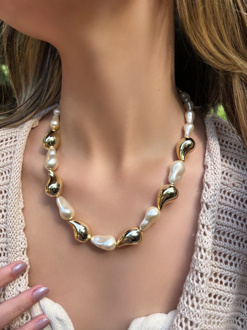 Colar De Pérolas E Orgânicos Grandes Dourados Acrílicos 45cm
