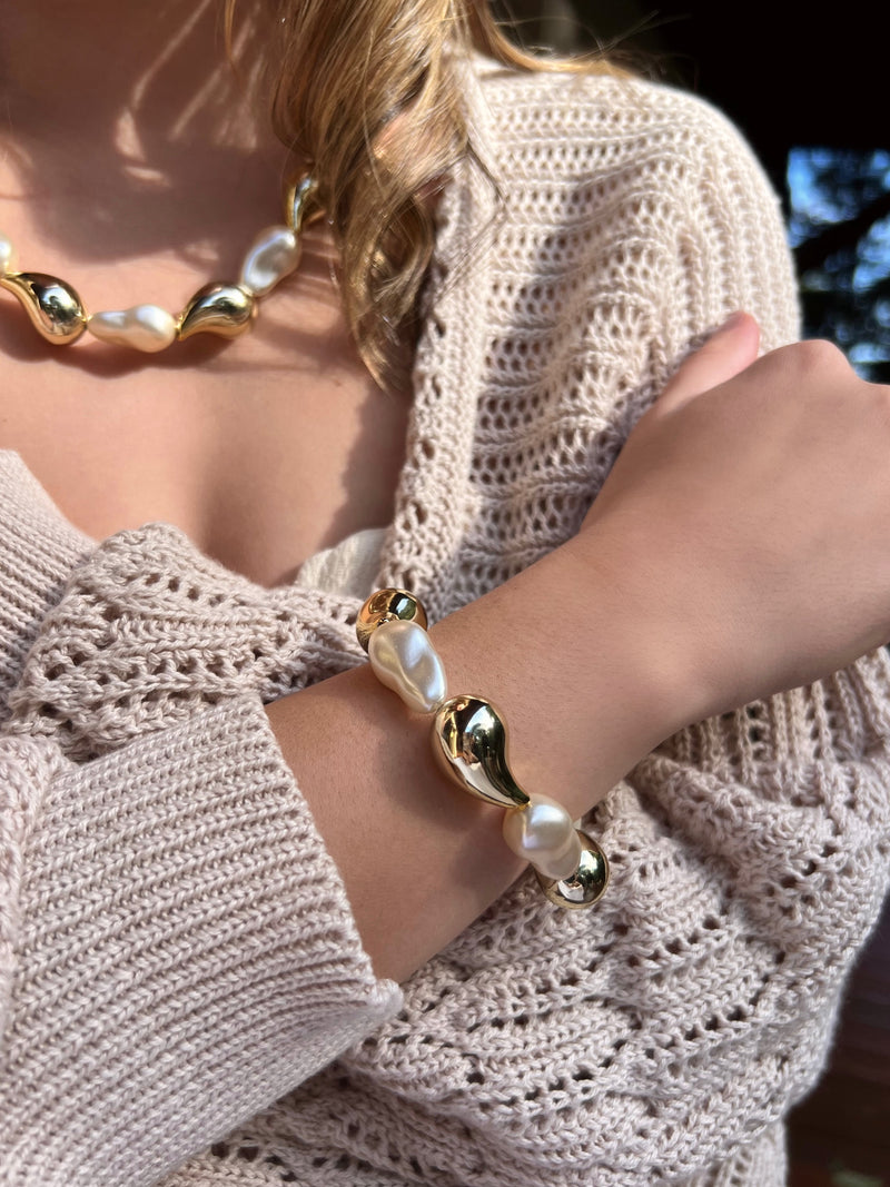 Pulseira De Pérolas E Orgânicos Acrílicos Dourados M 18cm